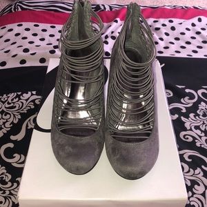 Gray Nine West wedge heels 👠